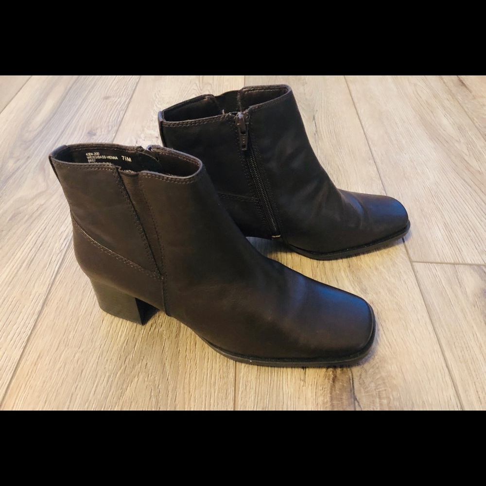 NWOB Bass Chocolate Brown Leather Vienna Booties
